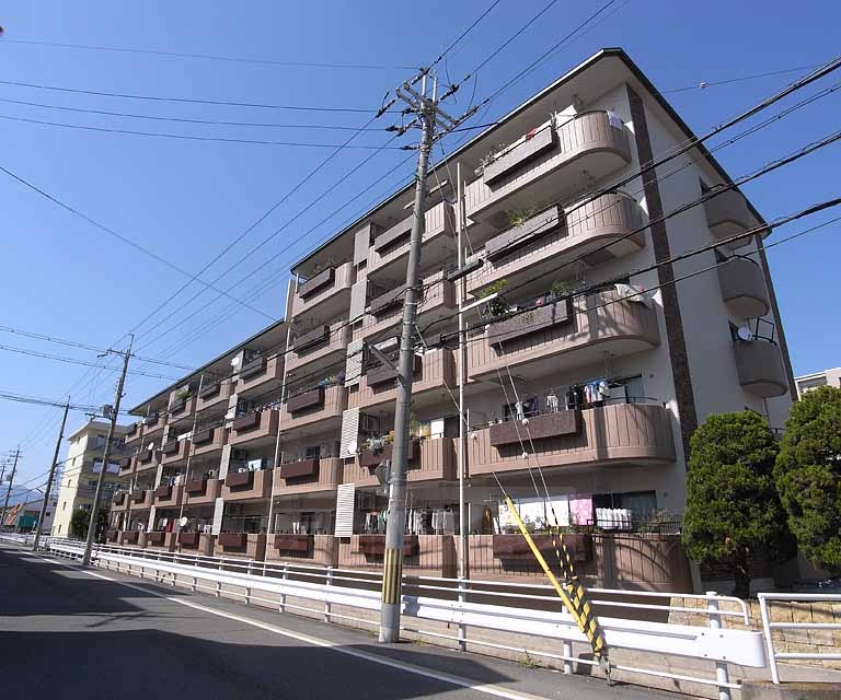 京都市西京区桂北滝川町のマンションの建物外観