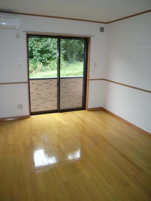 居室・リビング　きれいなフローリングのお部屋です。