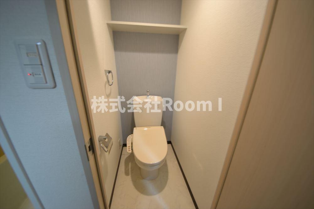 トイレ　落ち着いた色調のトイレです