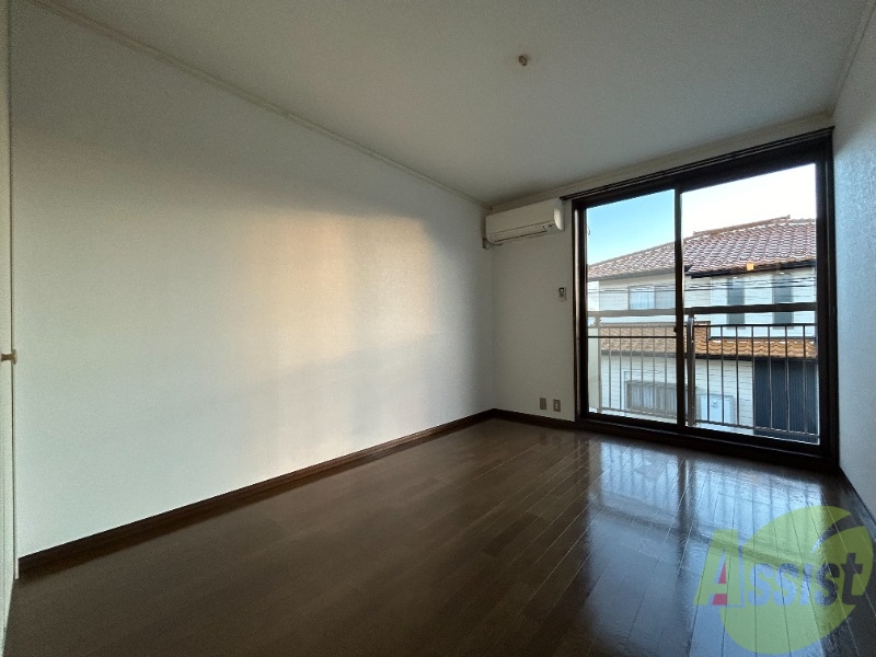 居室・リビング　６帖の洋室です。生活のメインとなる部屋ですね。