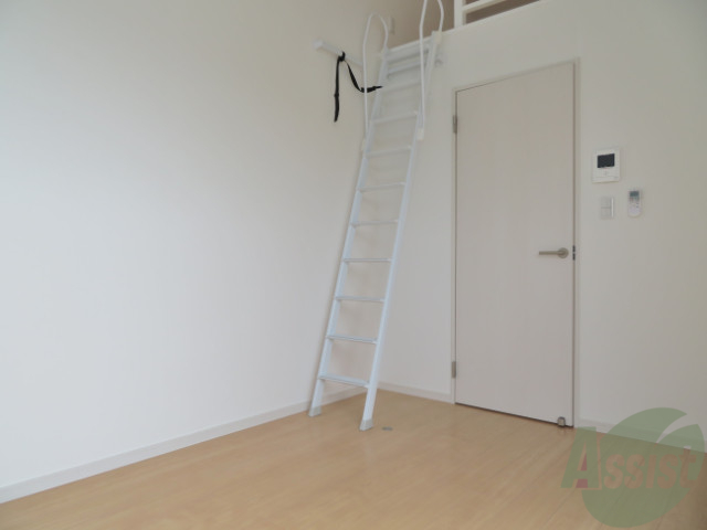 居室・リビング　リビングは５．８帖の洋室になります。白い壁がお洒落ですね