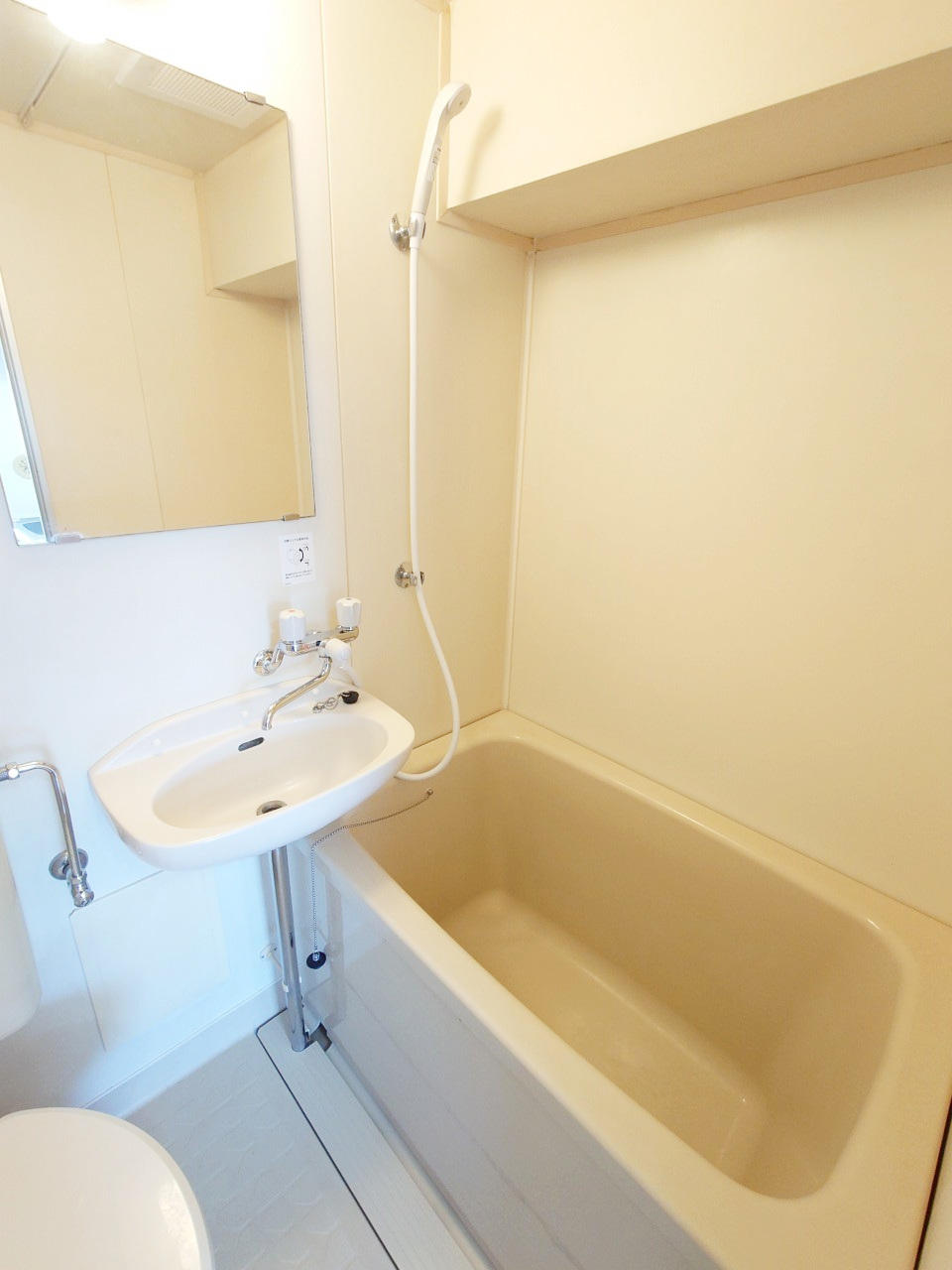 バス・シャワールーム　バス・トイレ同室、浴槽部分