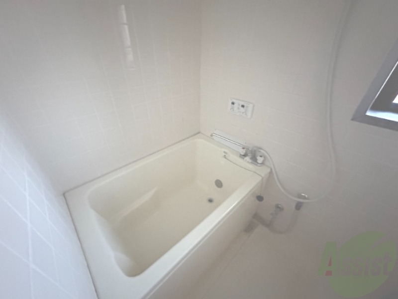 バス・シャワールーム　浴槽付きのお風呂です。ここで一日の疲れを癒しましょう。