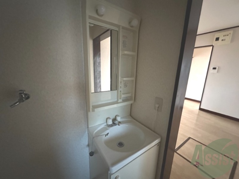 洗面設備　独立洗面台になっているので忙しい朝もばっちりですね。