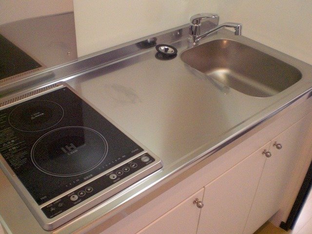 キッチン　手前：IH。奥：ラジエントヒーターのコンロ。