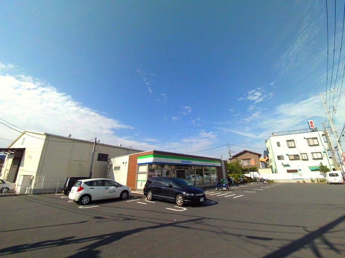 コンビニ　ファミリーマート（コンビニ）まで589m