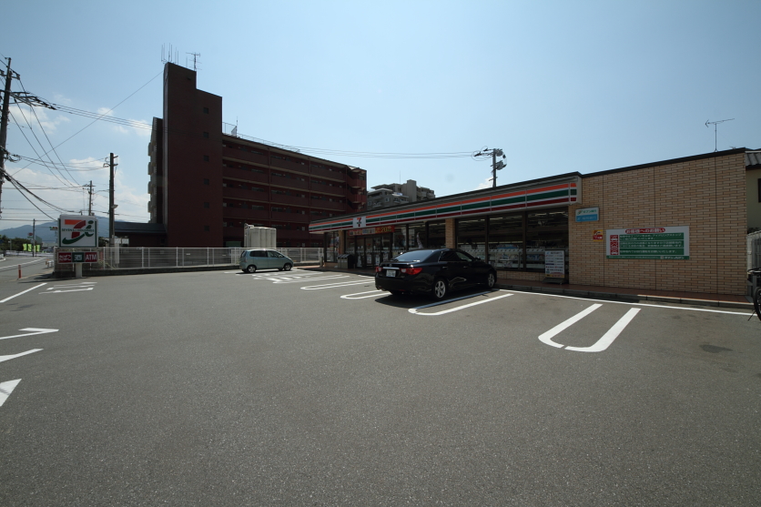 コンビニ　セブンイレブン福岡荒江1丁目店（コンビニ）まで300m