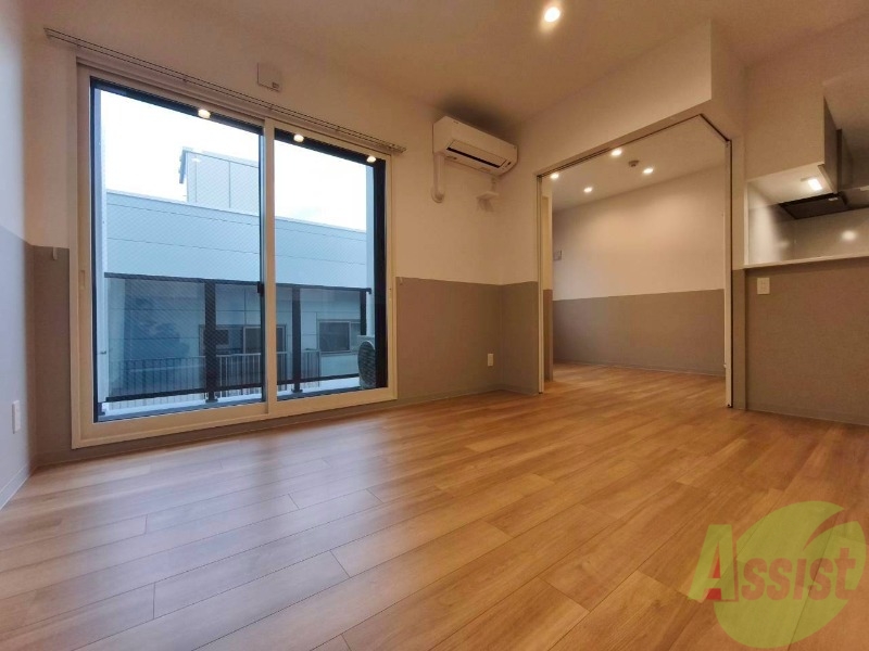 居室・リビング　木目のフローリングは落ち着きのある印象のお部屋になりますね。