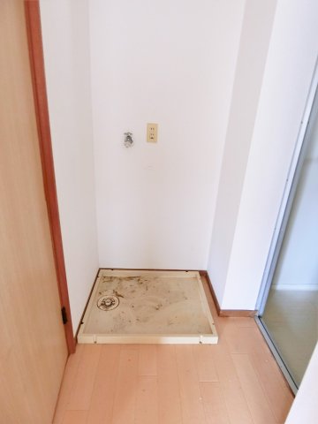 洗面設備　室内洗濯機置き場（室内クリーニング前となります）