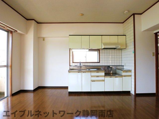 キッチン　コンパクトなキッチンで掃除もラクラク