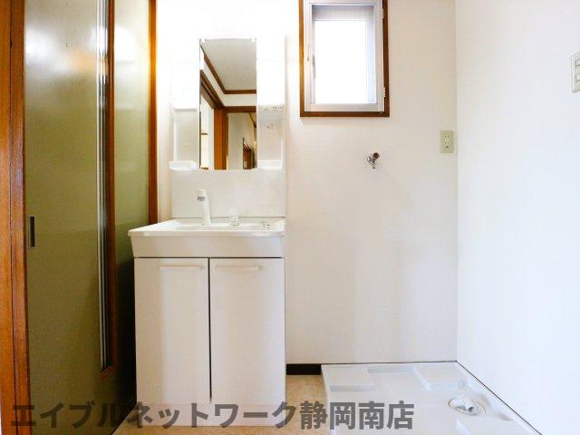 洗面設備　明るい洗面所です