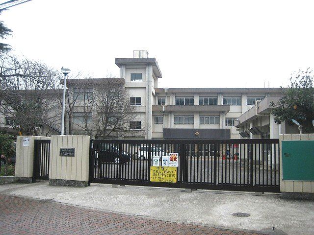小学校　横須賀市立鶴久保小学校（小学校）まで1909m