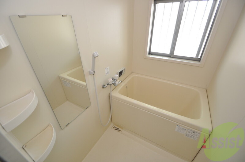 バス・シャワールーム　浴室に窓があるので、カビ防止に換気がしっかりできます。