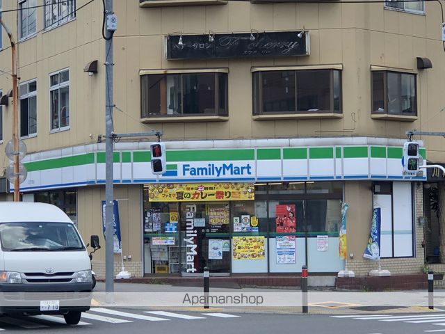 コンビニ　ファミリーマート（コンビニ）まで210m
