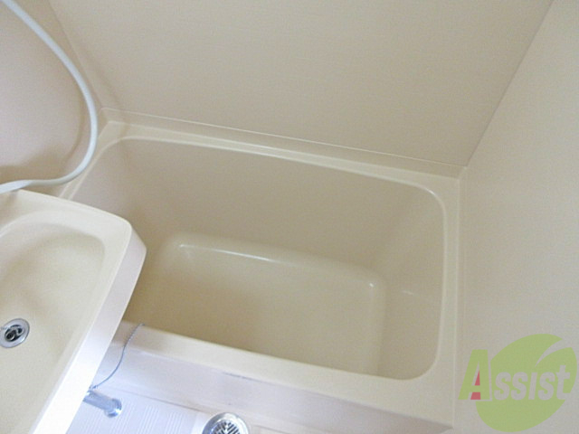 バス・シャワールーム　シンプルなお風呂ですね。ゆっくり浸かって下さいね。