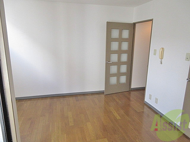 居室・リビング　スッキリとしたリビングダイニングです。家具の配置迷う～