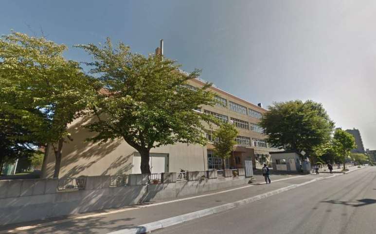 中学校　栄南中学校（中学校）まで656m