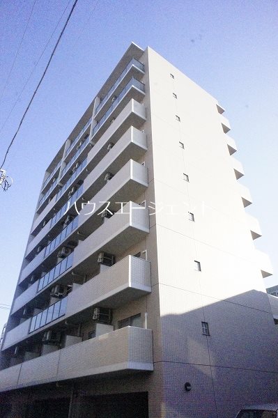 建物外観　地上9階建て、鉄筋造です