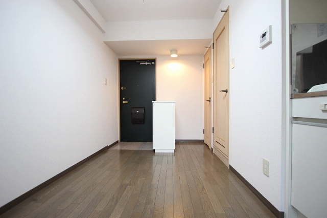 居室・リビング　同物件、別号室のものです。