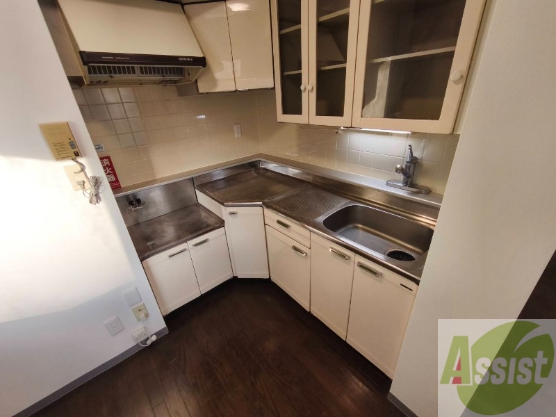 キッチン　調理スペースも広々しておりお料理しやすそうです！