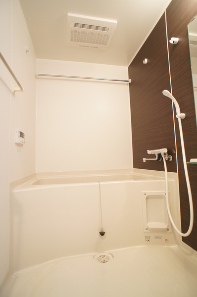 バス・シャワールーム　雨の日でも安心の浴室乾燥機付きです♪