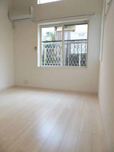 居室・リビング　白を基調とした明るい室内