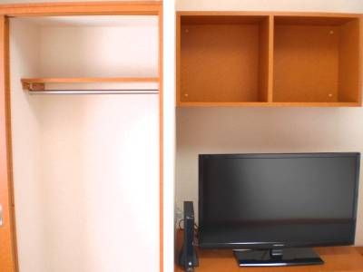 収納　テレビ脇のクローゼットはポール付です