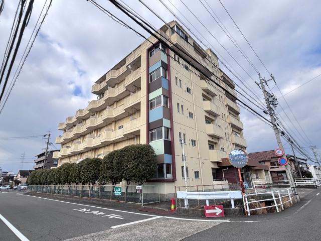 建物外観　重量感のある建物です。