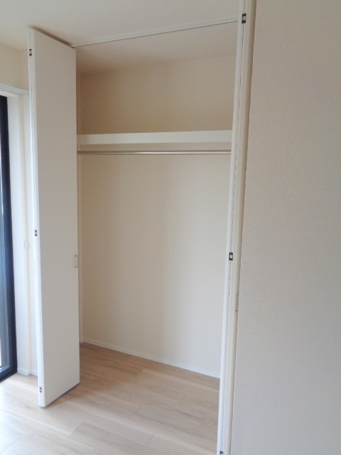 収納　天井までの高さのあるクローゼット