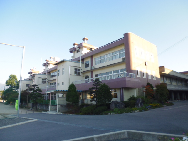 中学校　飯田市立鼎中学校（中学校）まで977m