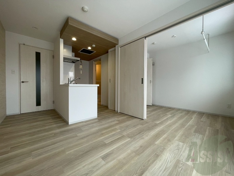 居室・リビング　木目のフローリングは落ち着きのある印象のお部屋になりますね。