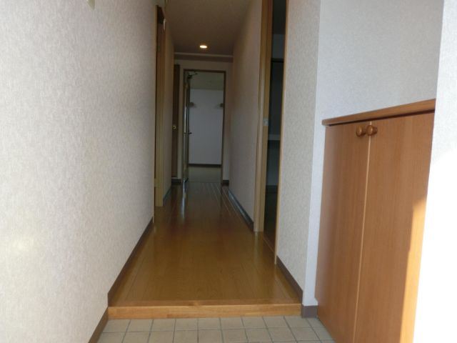 玄関　玄関の眺め。下駄箱あります。