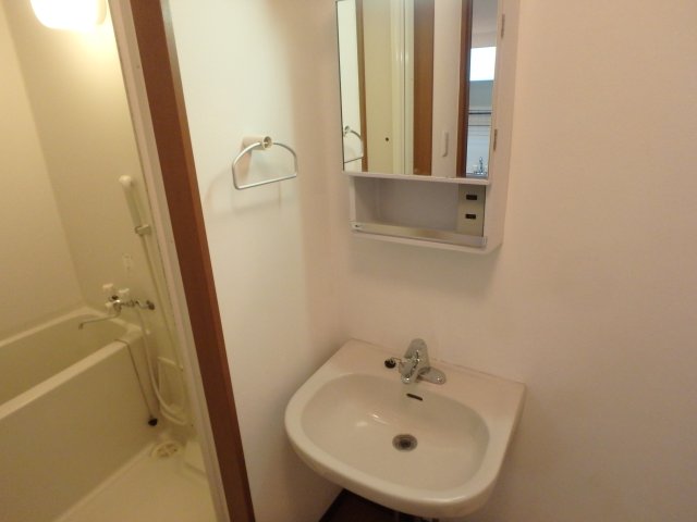 洗面設備　ゆったりとスペースのある洗面所