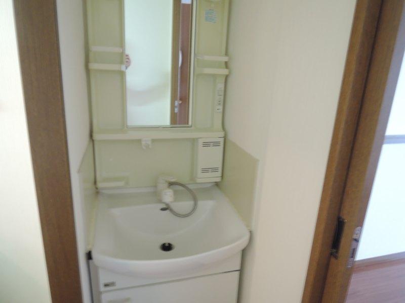 洗面設備　スペースが確保できる洗面所です