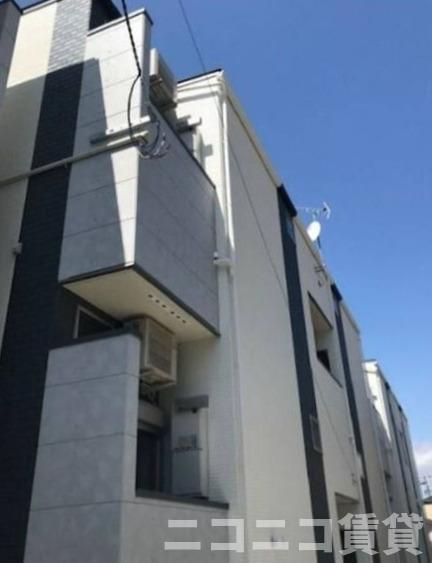 建物外観　1階でも地上から高く、目線も気になりません。