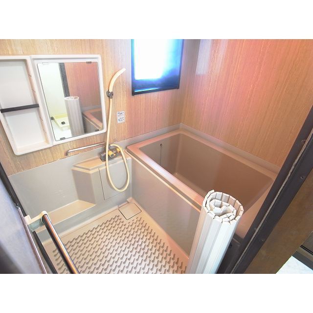 バス・シャワールーム　換気もできる小窓あり☆