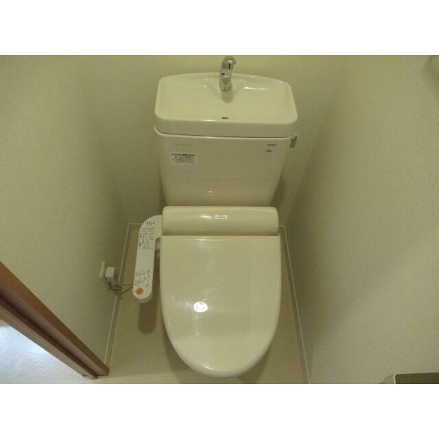 トイレ　同建物、別部屋の写真を使用しております。