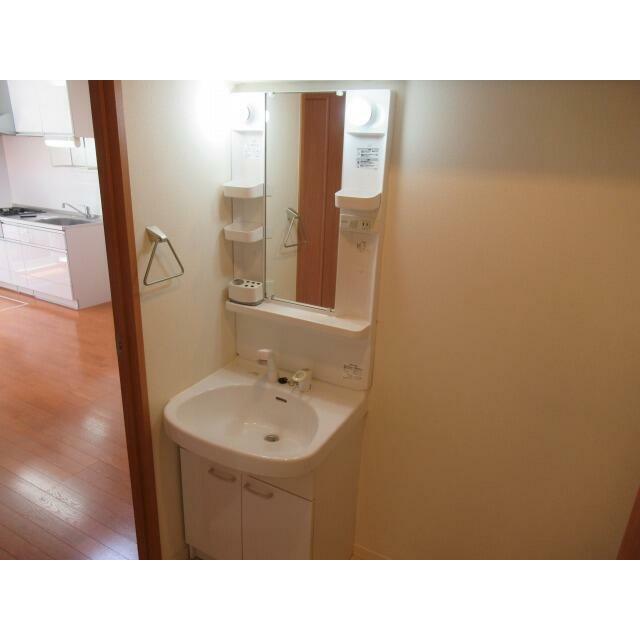 洗面設備　同建物、別部屋の写真を使用しております。