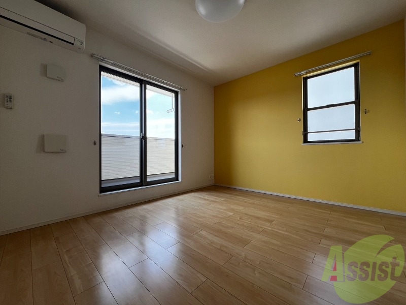 居室・リビング　リビングはこんな感じです。窓が大きくてよく陽が入ってきます。