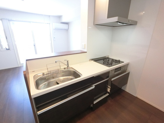 キッチン　３口コンロ付きシステムキッチンです。