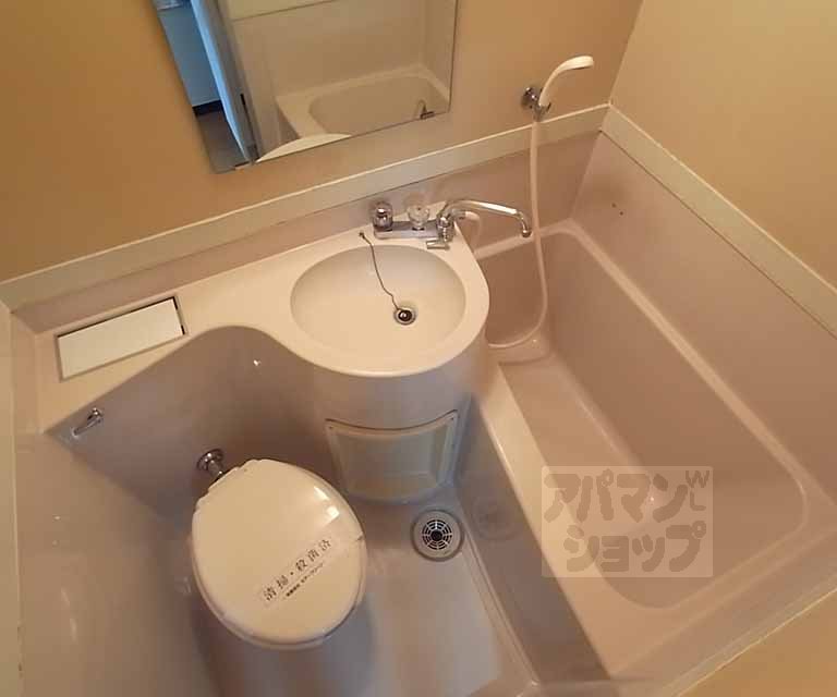 バス・シャワールーム　鏡付きのユニットバス