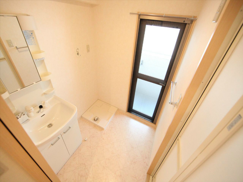 洗面設備　独立洗面台（シャンプードレッサー）　窓付