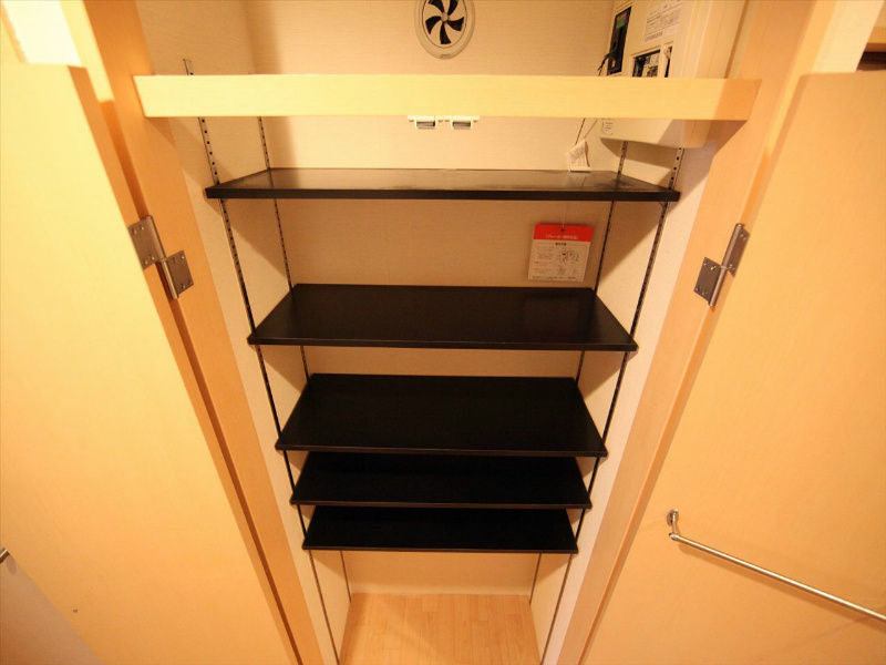 玄関　玄関　下駄箱付　下駄箱の他に収納できる棚付です