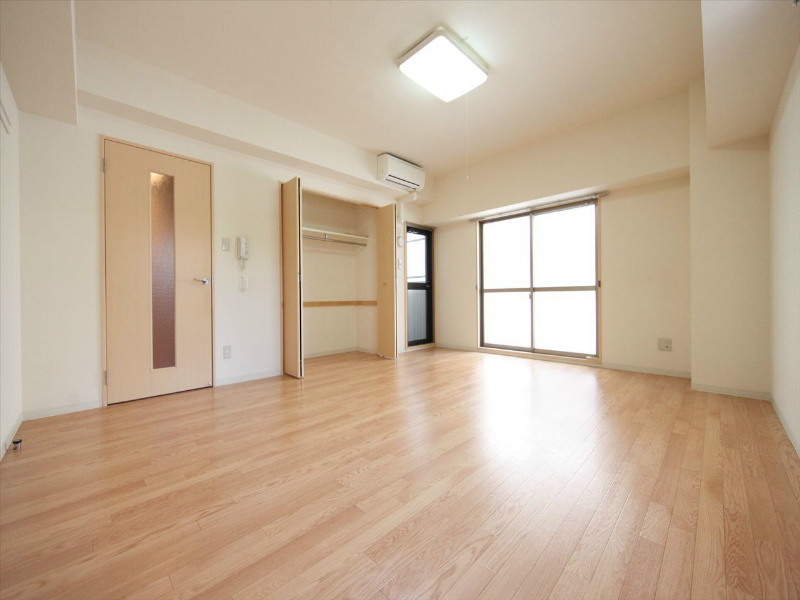 居室・リビング　洋室12.7帖　クローゼット付（収納充実してます）