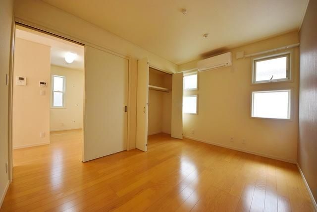 居室・リビング　★６帖の洋室は寝室としていかがでしょうか★