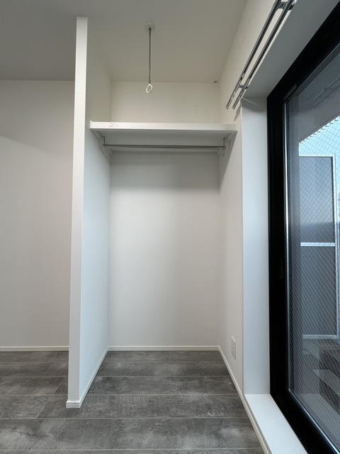 収納　５０１号室の写真です背の高い洋服収納◎