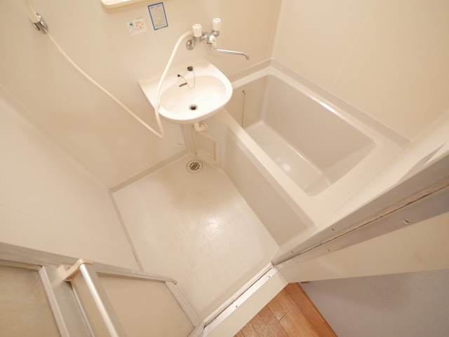 バス・シャワールーム　★鏡付の清潔感のあるバスルームです★