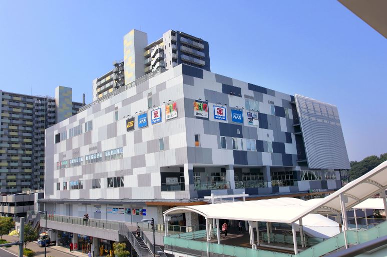 ショッピングセンター　新川崎スクエア（ショッピングセンター）まで695m