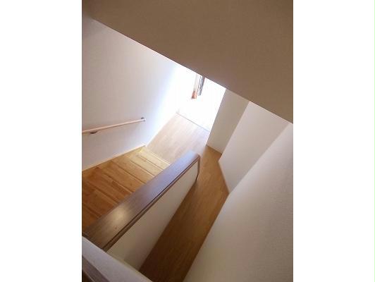 収納　階段下には収納もあります♪