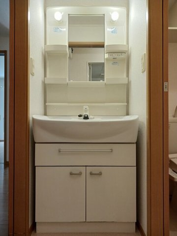 洗面設備　ゆったりとスペースのある洗面所